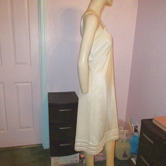 VINTAGE Avon CHEMISE Slip DRESS Size M CROCHET Lace V-NECK Coquette USA MADE - Picture 5 of 12